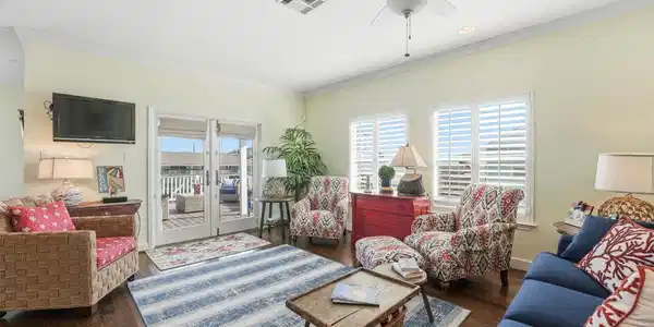 Image 4: Comfortable living space that opens to the outdoor
