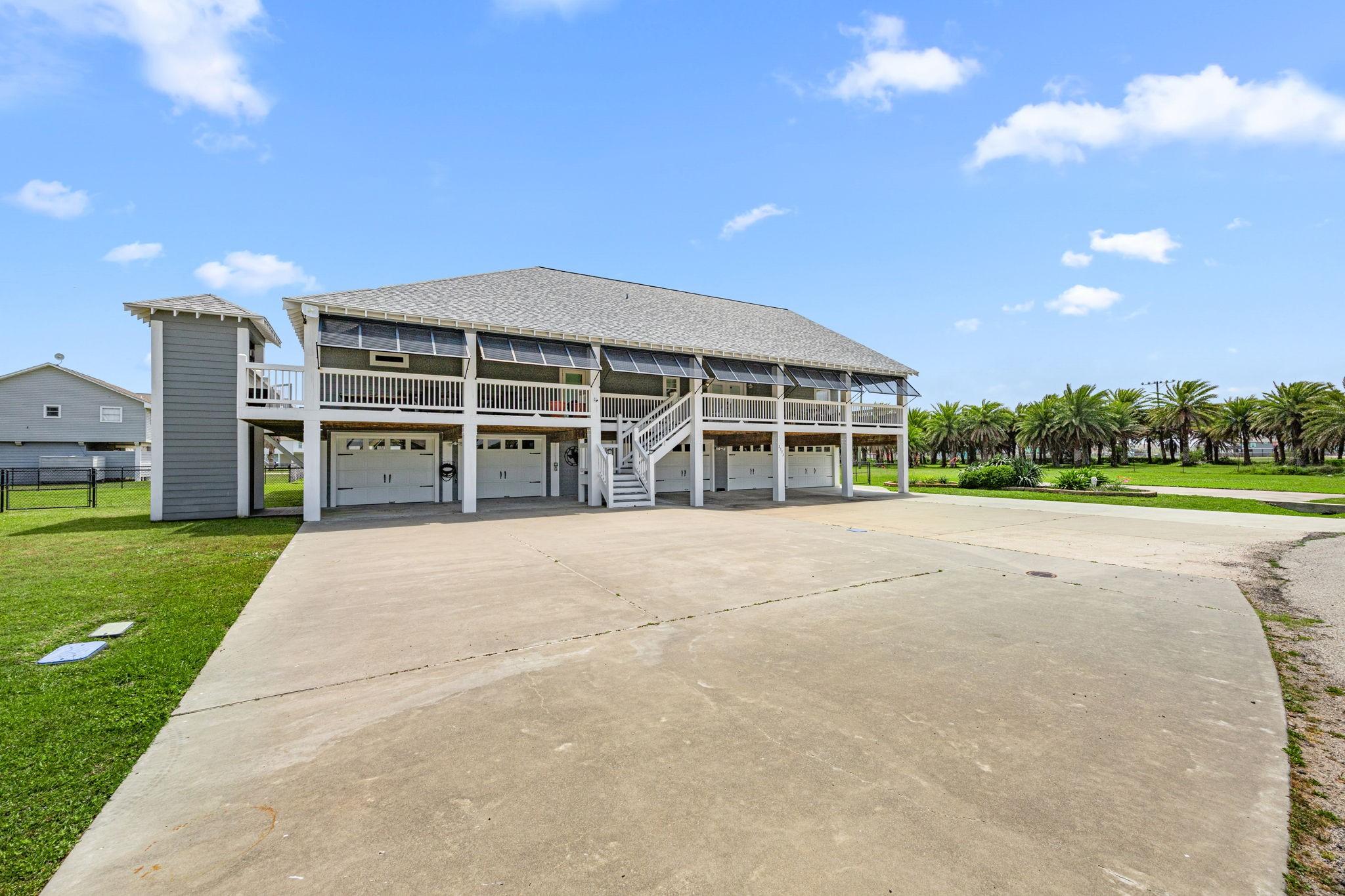 Image 4: The 7 car garage leaves plenty of room for all of
