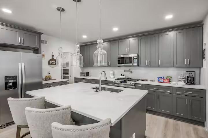 Image 3: Kitchen