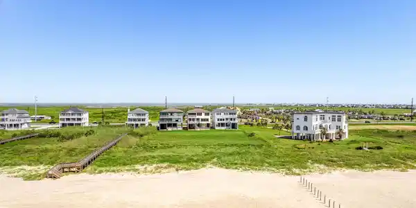 Image 3: Enjoy unobstructed views of the Gulf.