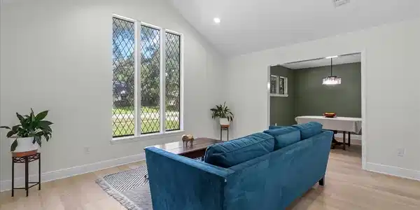 Image 2: Gorgeous vaulted ceiling in the front formal livin