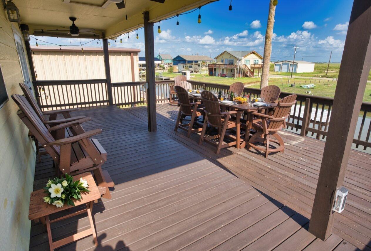Image 4: Large patio deck