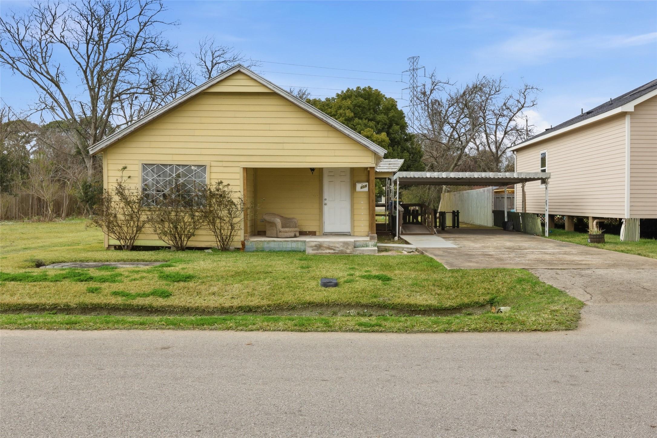 Image 4: Front exterior showing spacious lot and surroundin