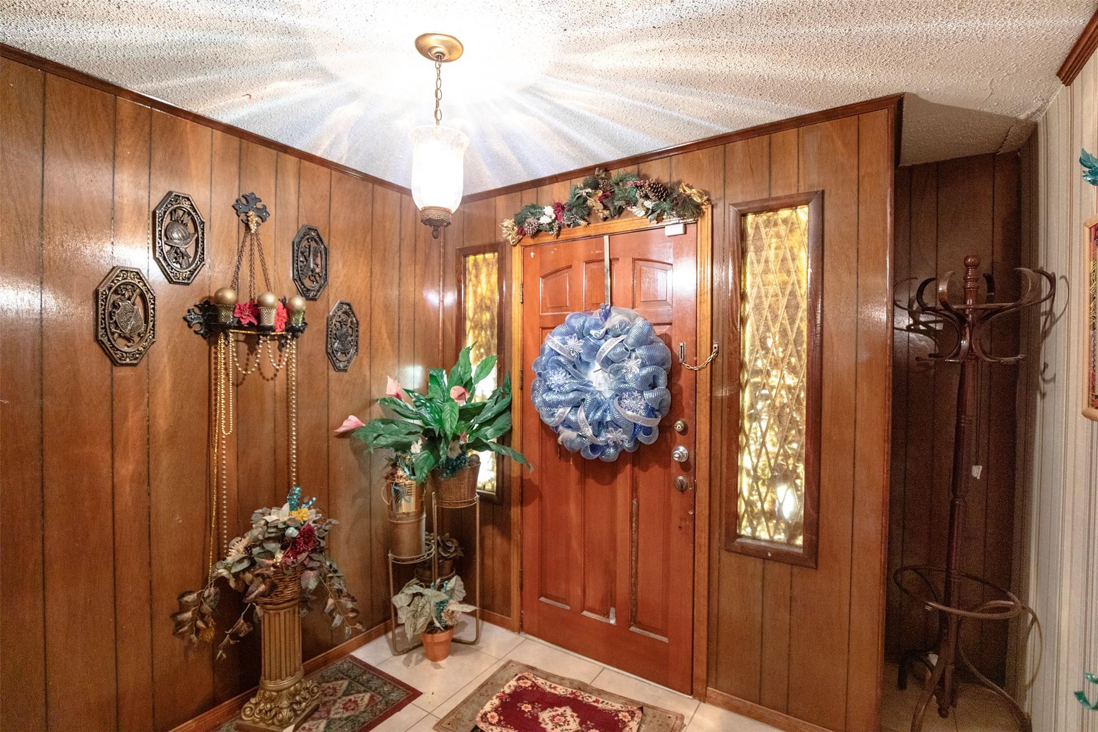 Image 4: Another view of the wonderful entryway.