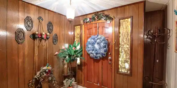 Image 4: Another view of the wonderful entryway.