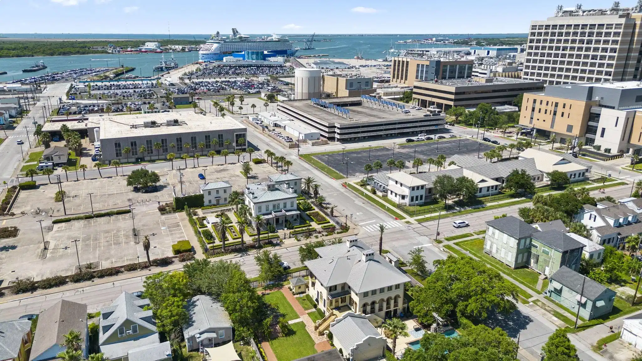 Image 1: Blocks from the cruise terminal, shopping, and foo