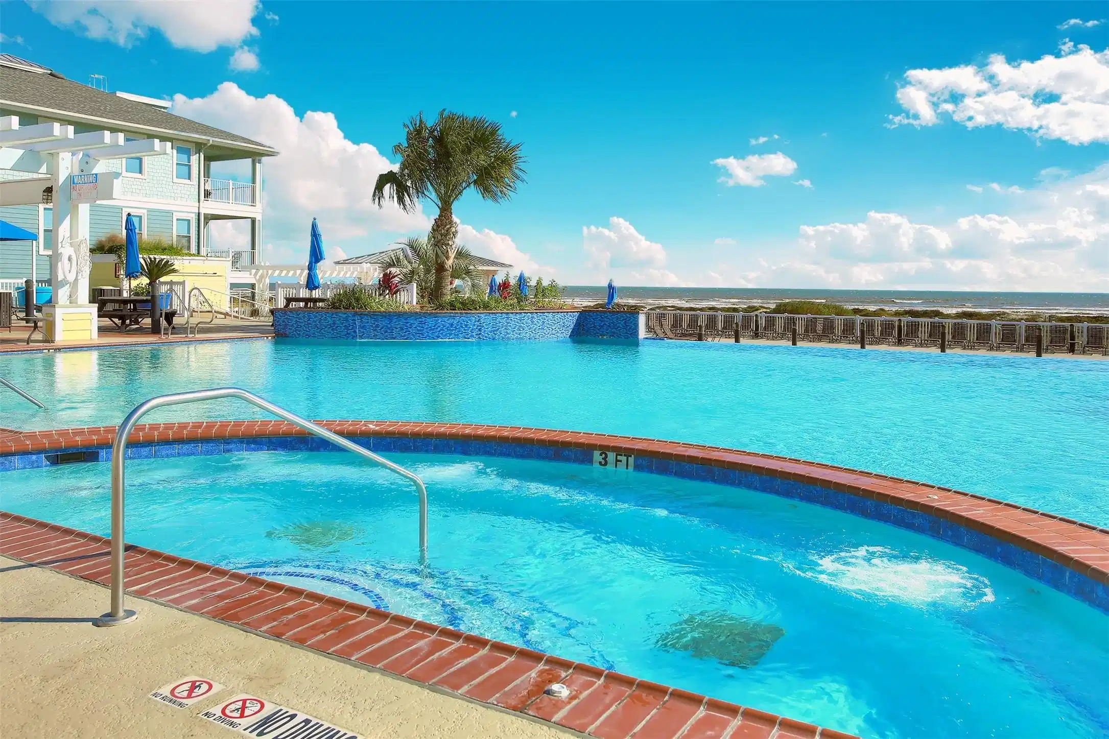 Image 1: Beautiful updated condo in resort style complex