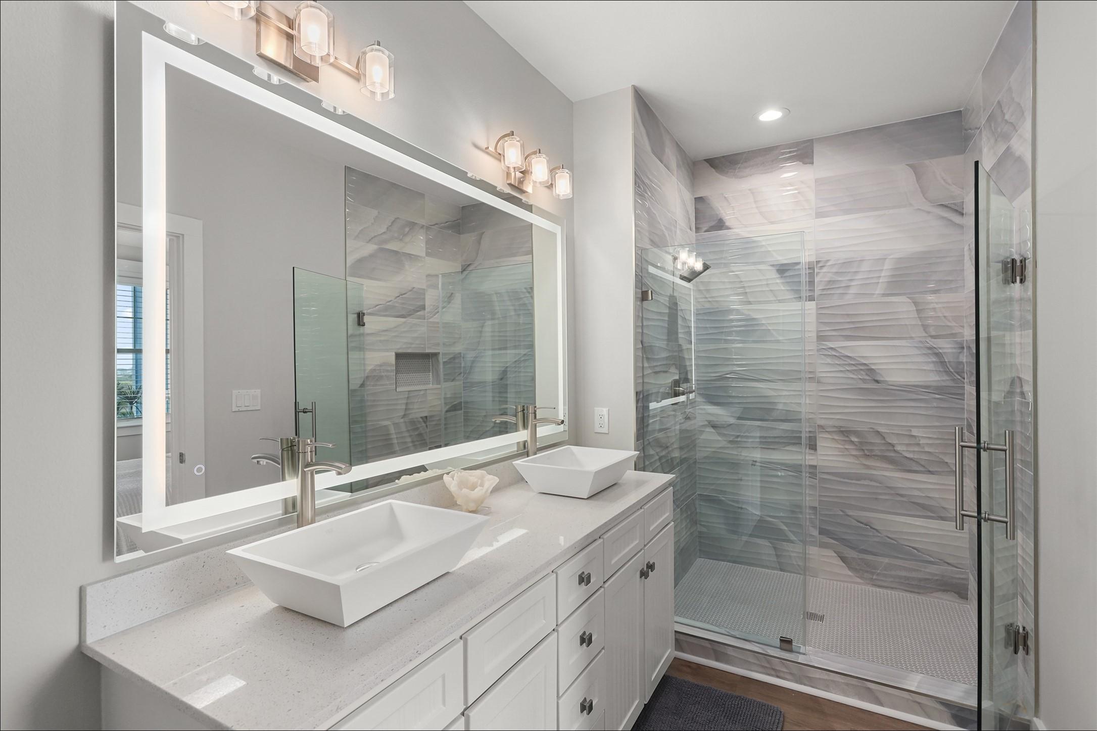 Image 3: Beautifully updated 3 Bedroom condo