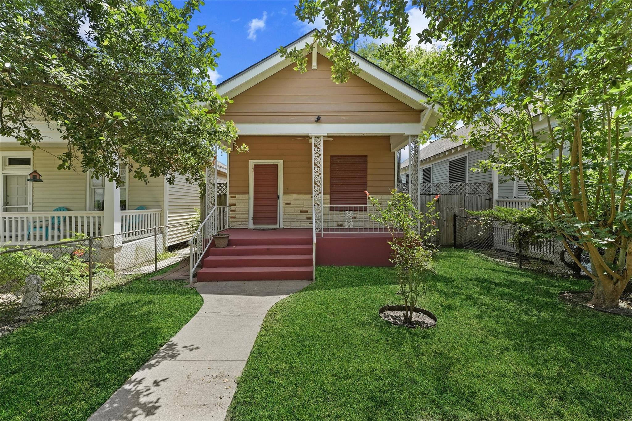 Image 1: Classic Galveston charm on a sunny block - just mi