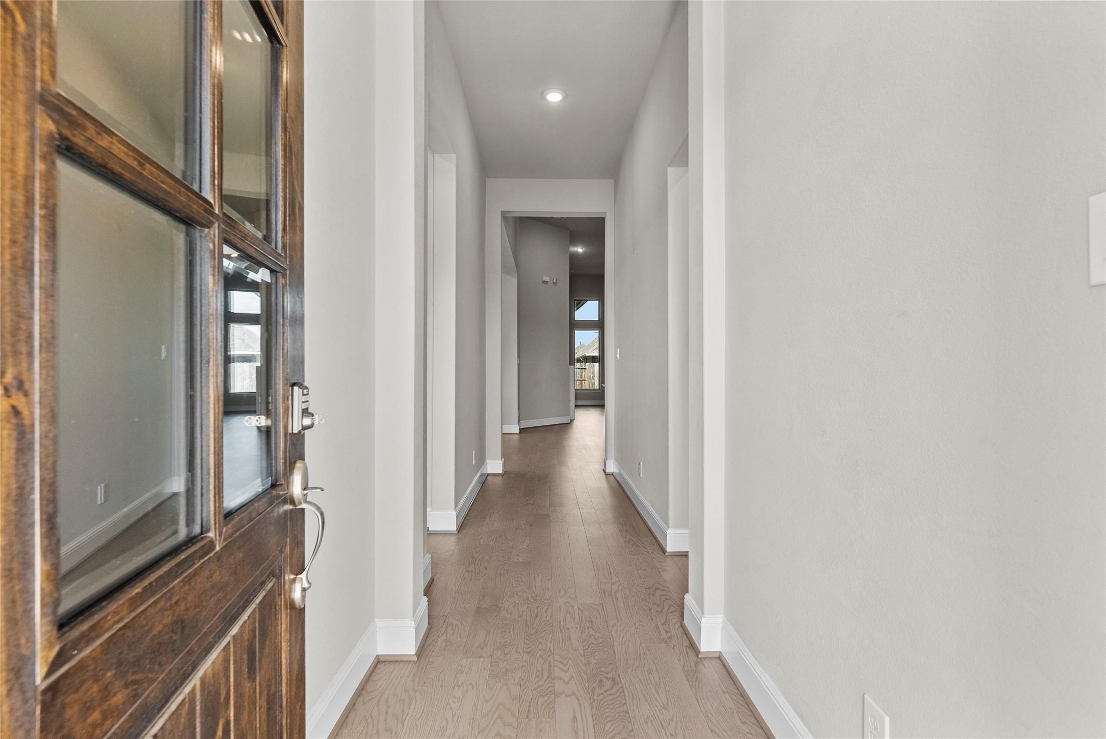 Image 4: Grand open entrance with high ceilings