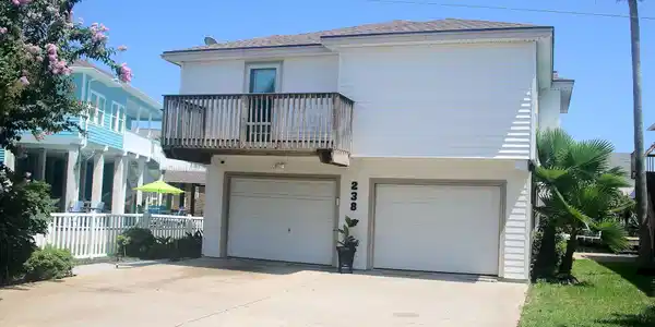 Image 2: Charming home on Tiki Island!!