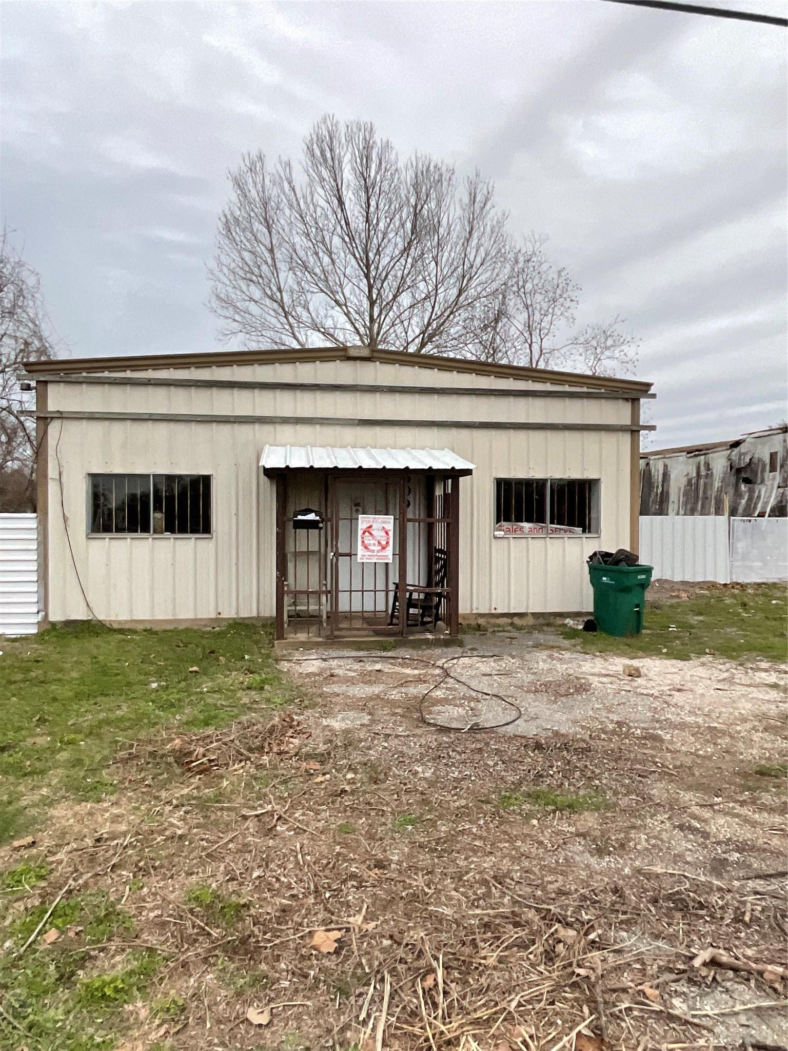 Image 2: 609 Oak St