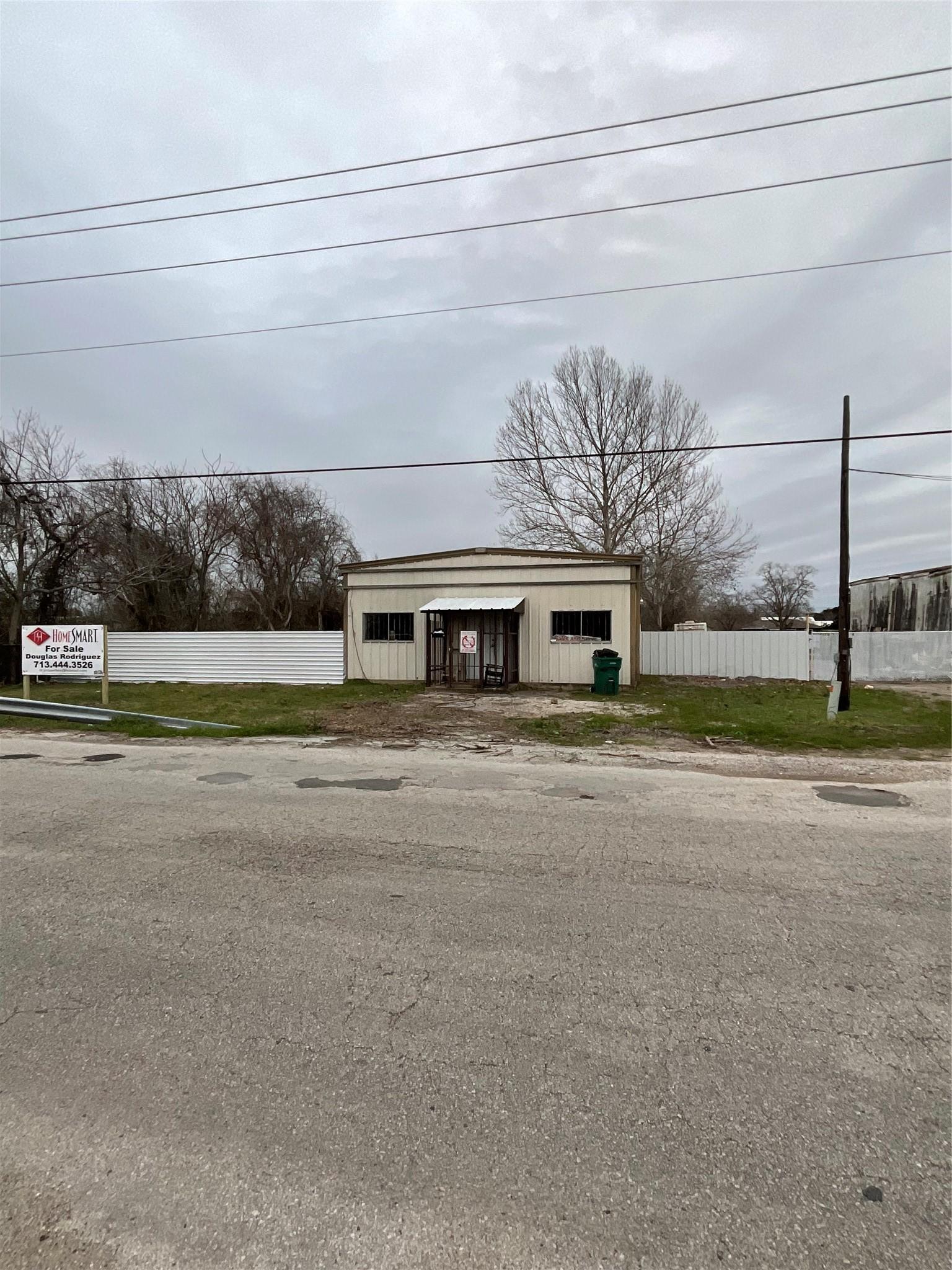 Image 3: 609 Oak St
