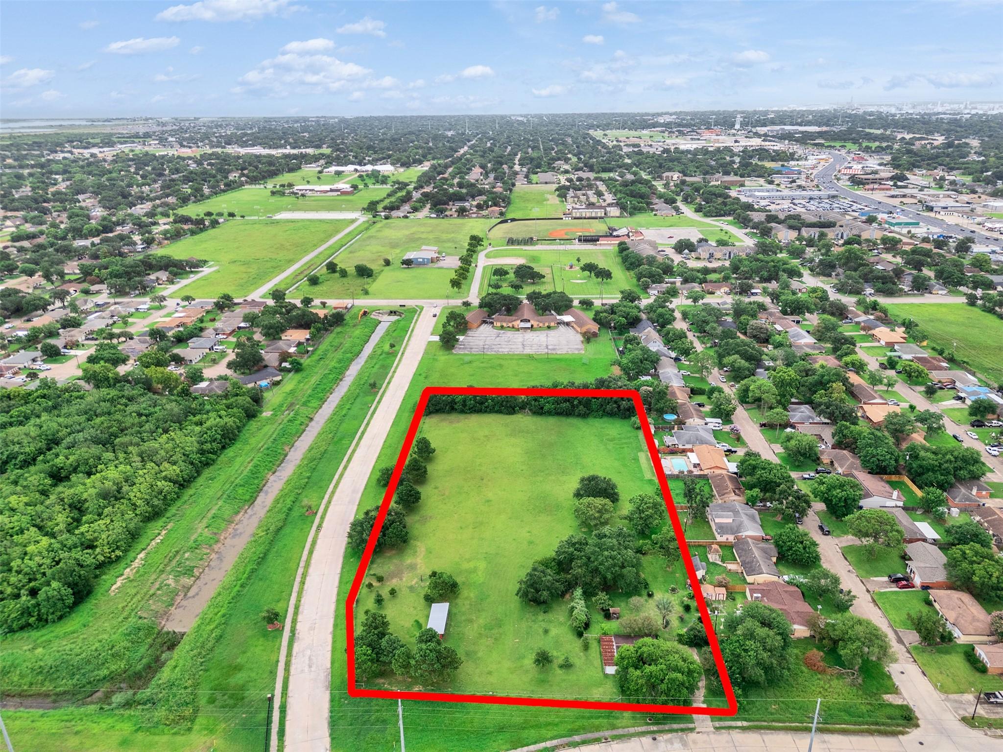 Image 2: Rare acreage in Texas City!
