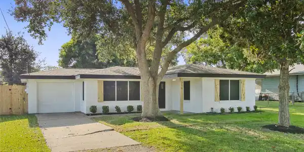Image 4: Front exterior and driveway