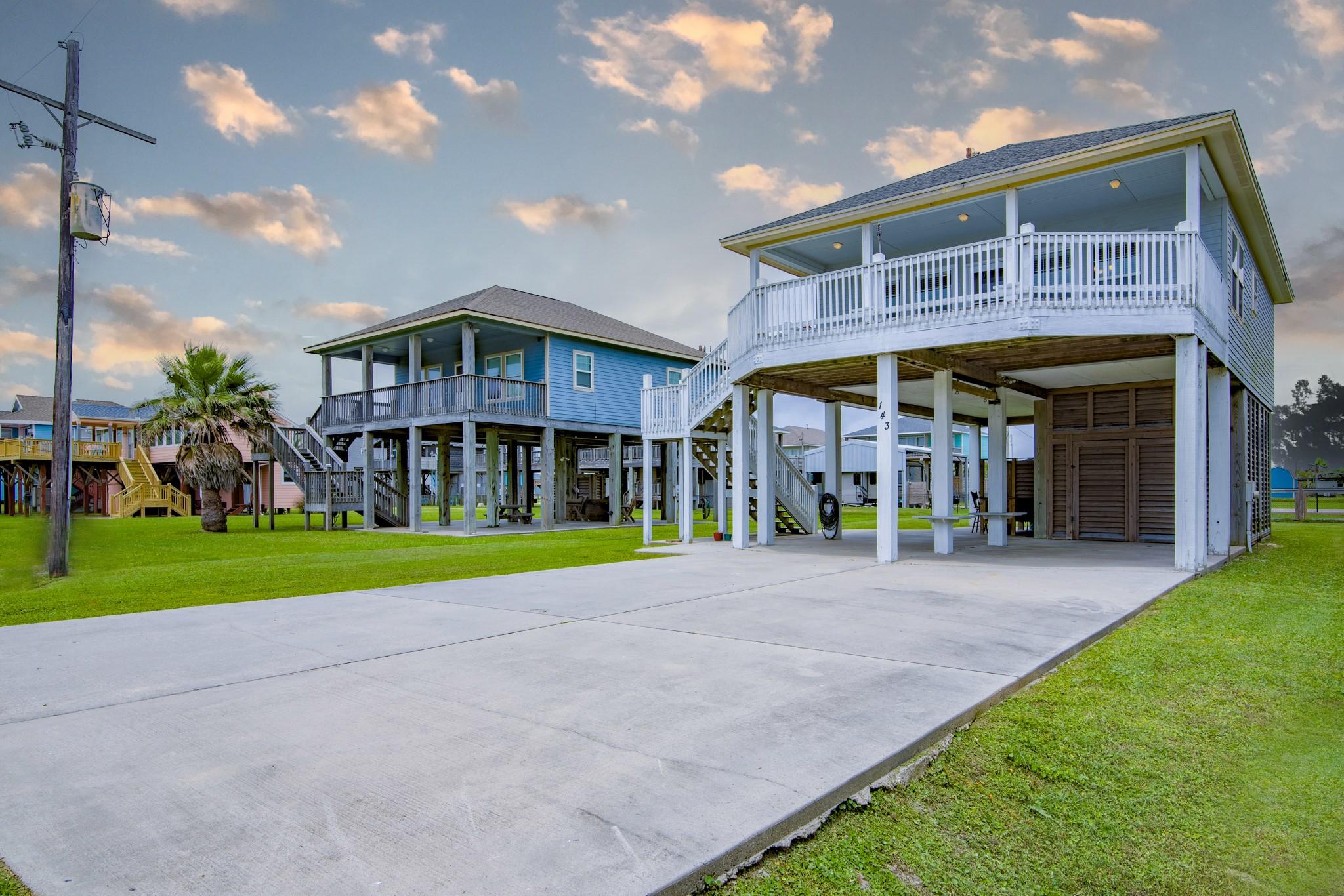 Image 2: Ideal beachside retreat just a short stroll from t