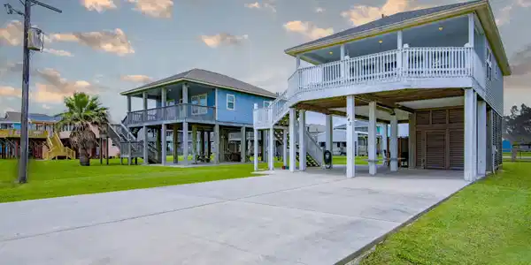 Image 2: Ideal beachside retreat just a short stroll from t