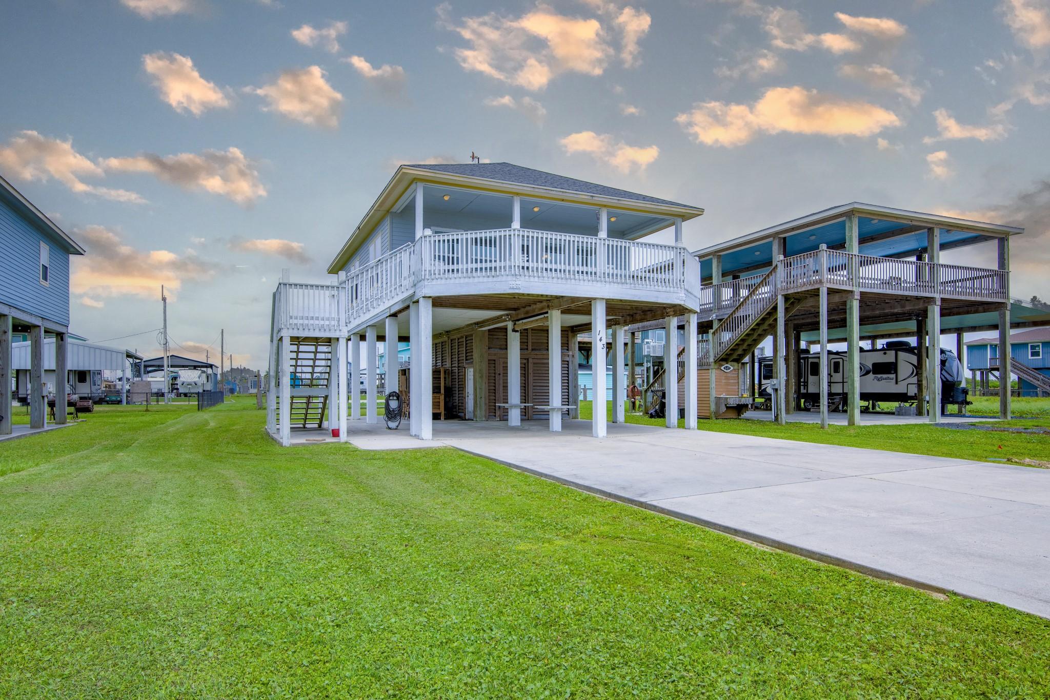 Image 3: Expansive upper deck offering breathtaking views.