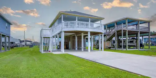 Image 3: Expansive upper deck offering breathtaking views.