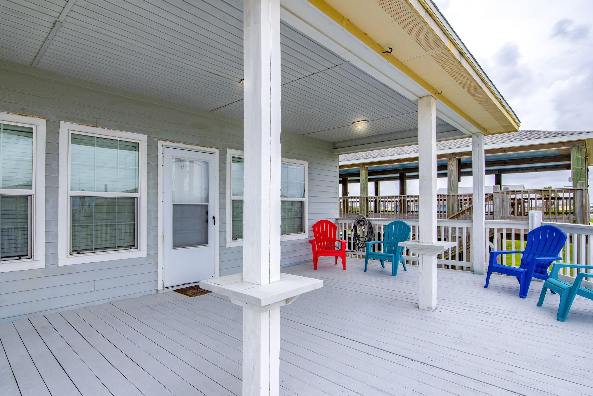 Image 4: This spacious porch offers ample room for relaxati