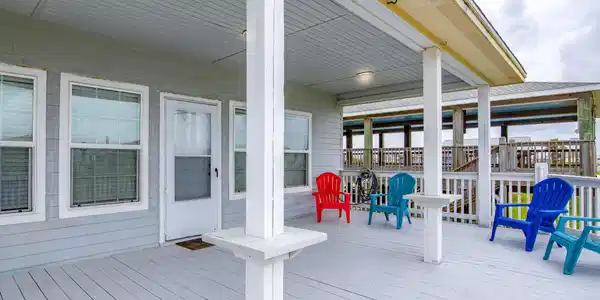 Image 4: This spacious porch offers ample room for relaxati