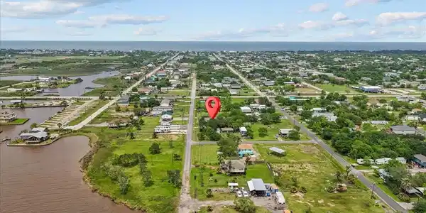 Image 2: The home's San Leon setting and proximity to the s