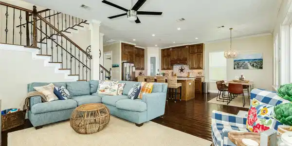 Image 4: Living room with ample space for hosting.
