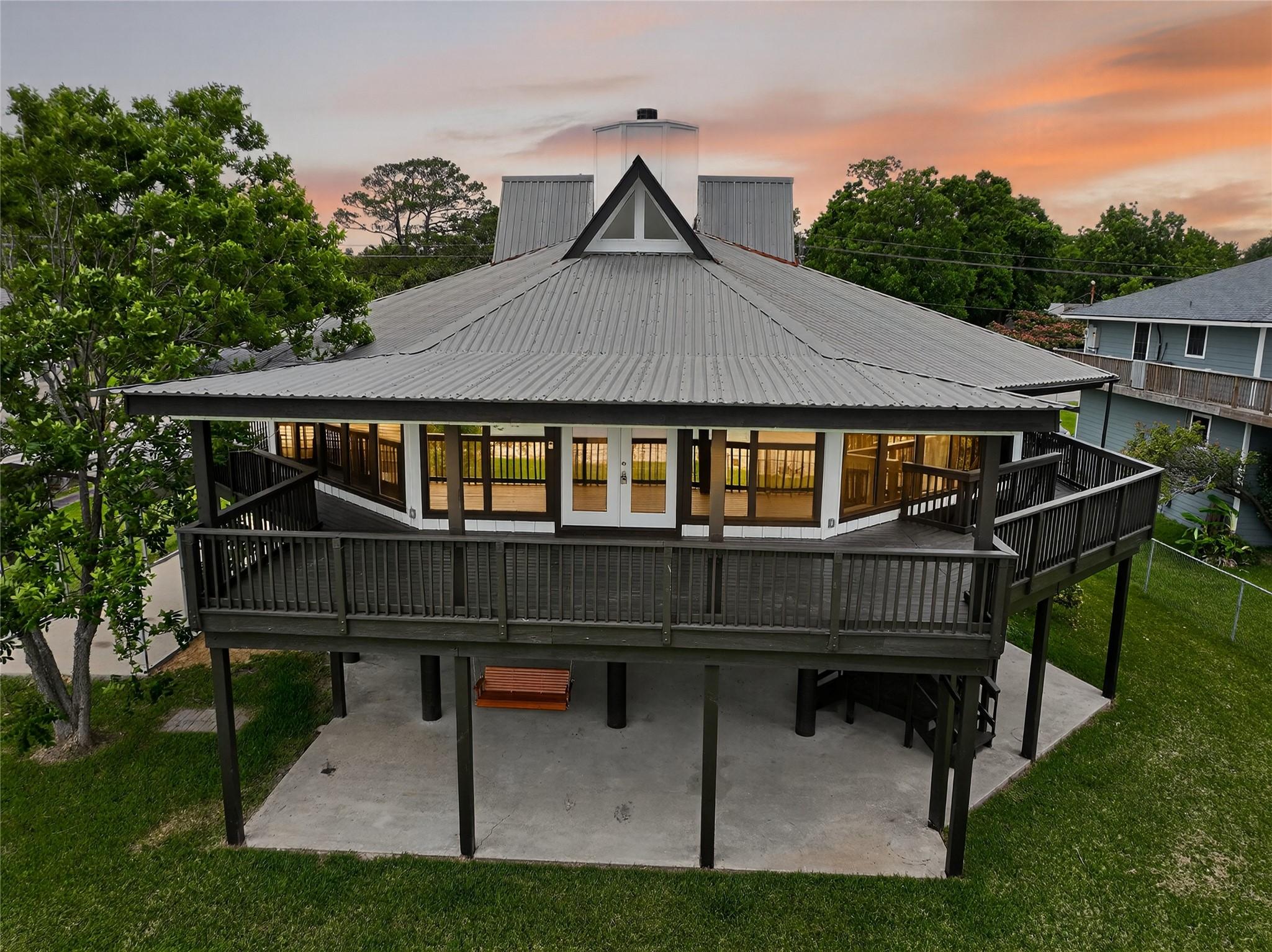 Image 1: Fully renovated with waterfront views!