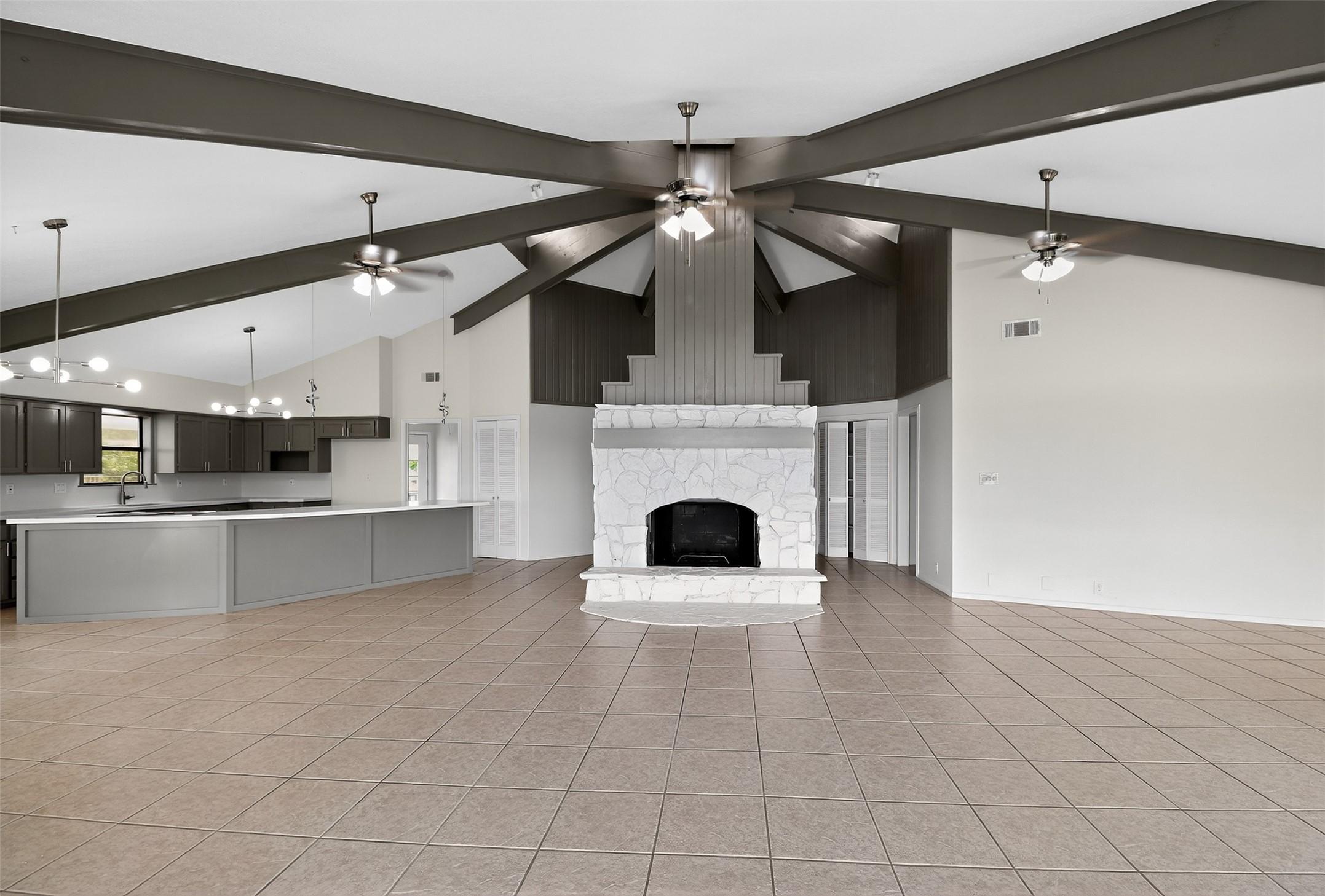 Image 4: Vaulted ceilings