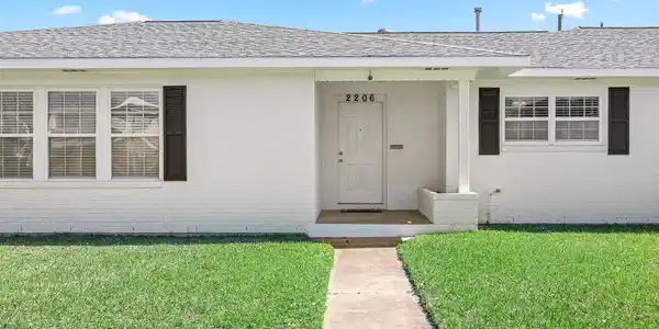Image 4: Front entrance