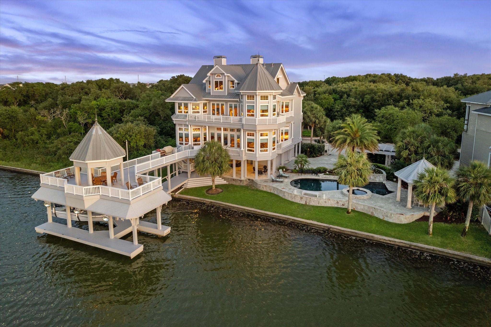 Image 1: This stunning trophy property has a  commanding pr