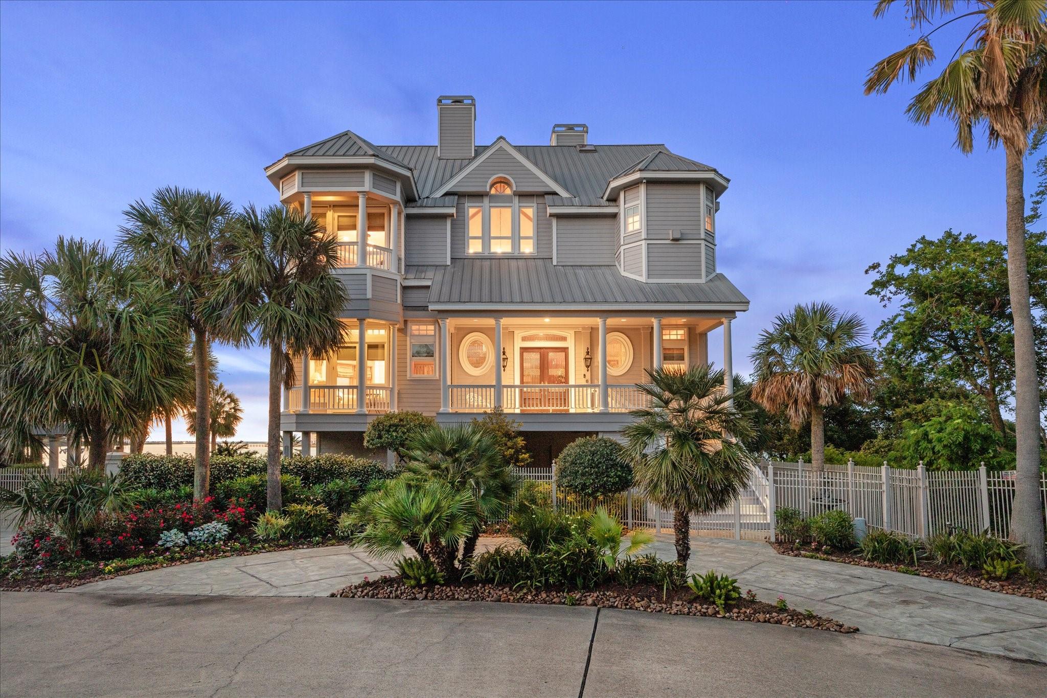 Image 2: Impressive street appeal  sprawled across two lots