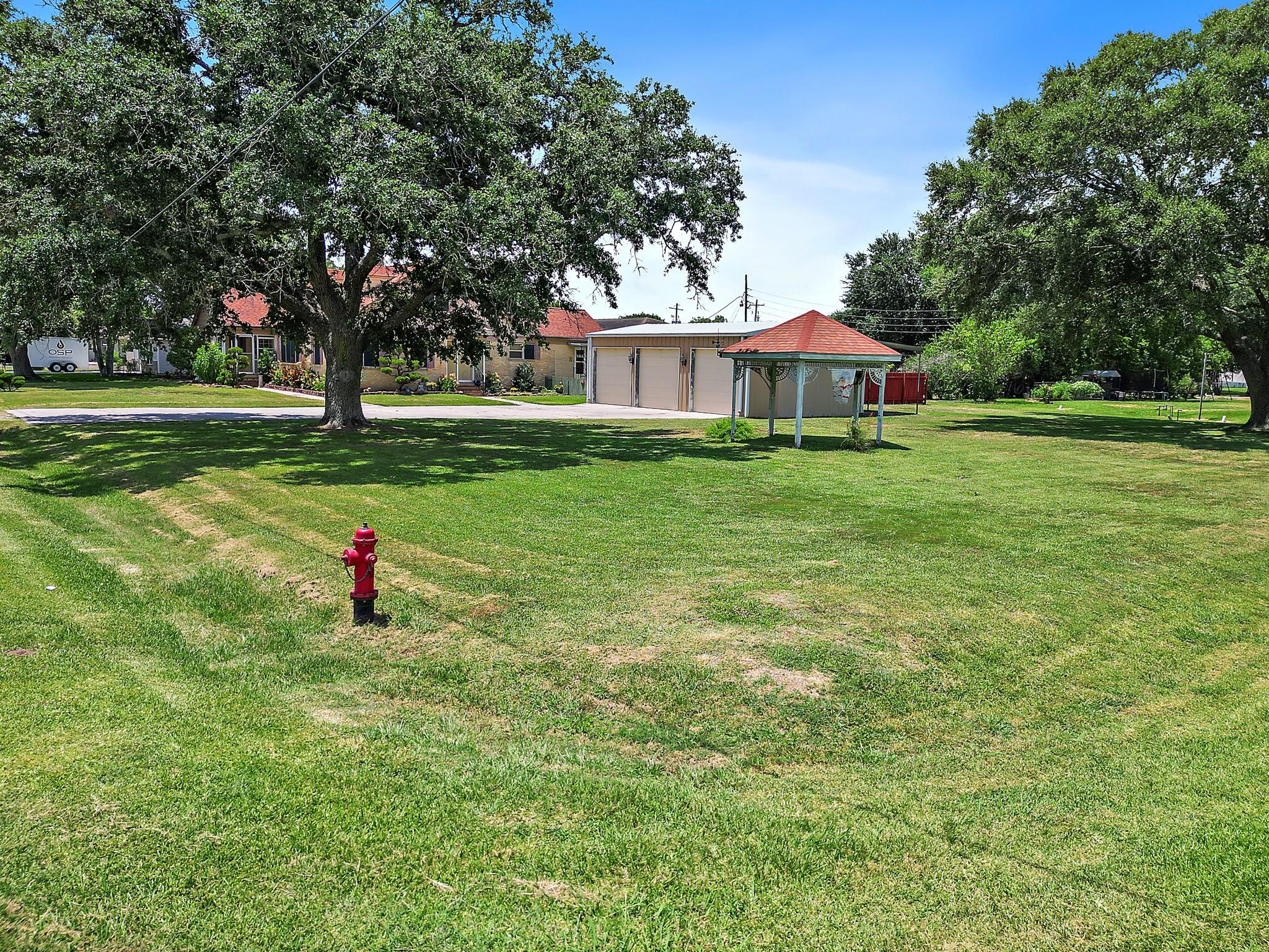 Image 4: Look at all of that front and side yard!!