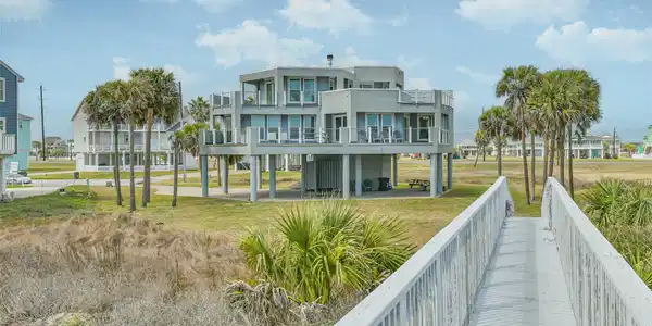 Image 3: Bridge directly to the private beach