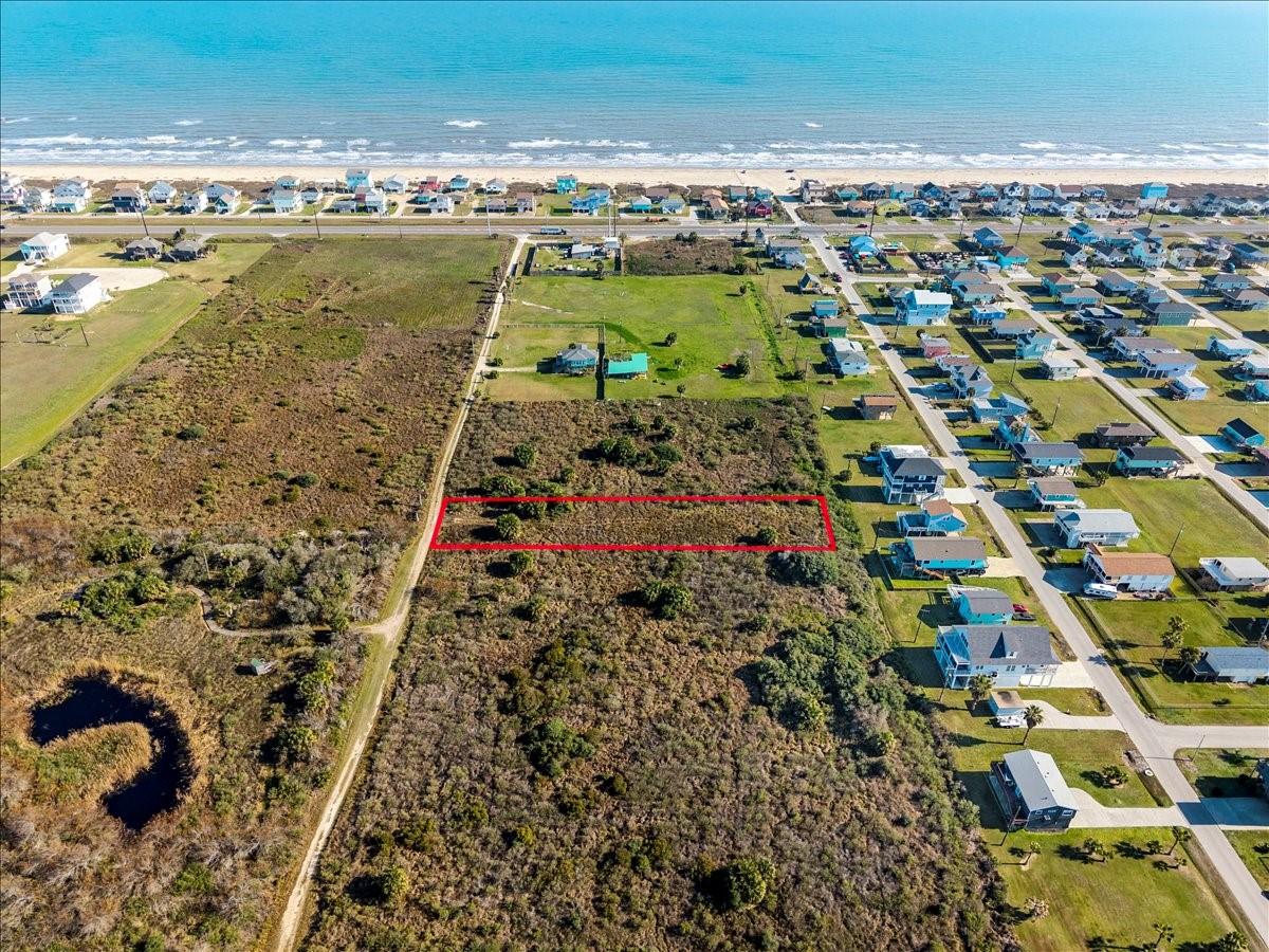 Image 3: This rare property is set back from the main road