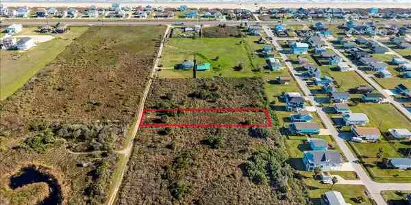 Image 3: This rare property is set back from the main road