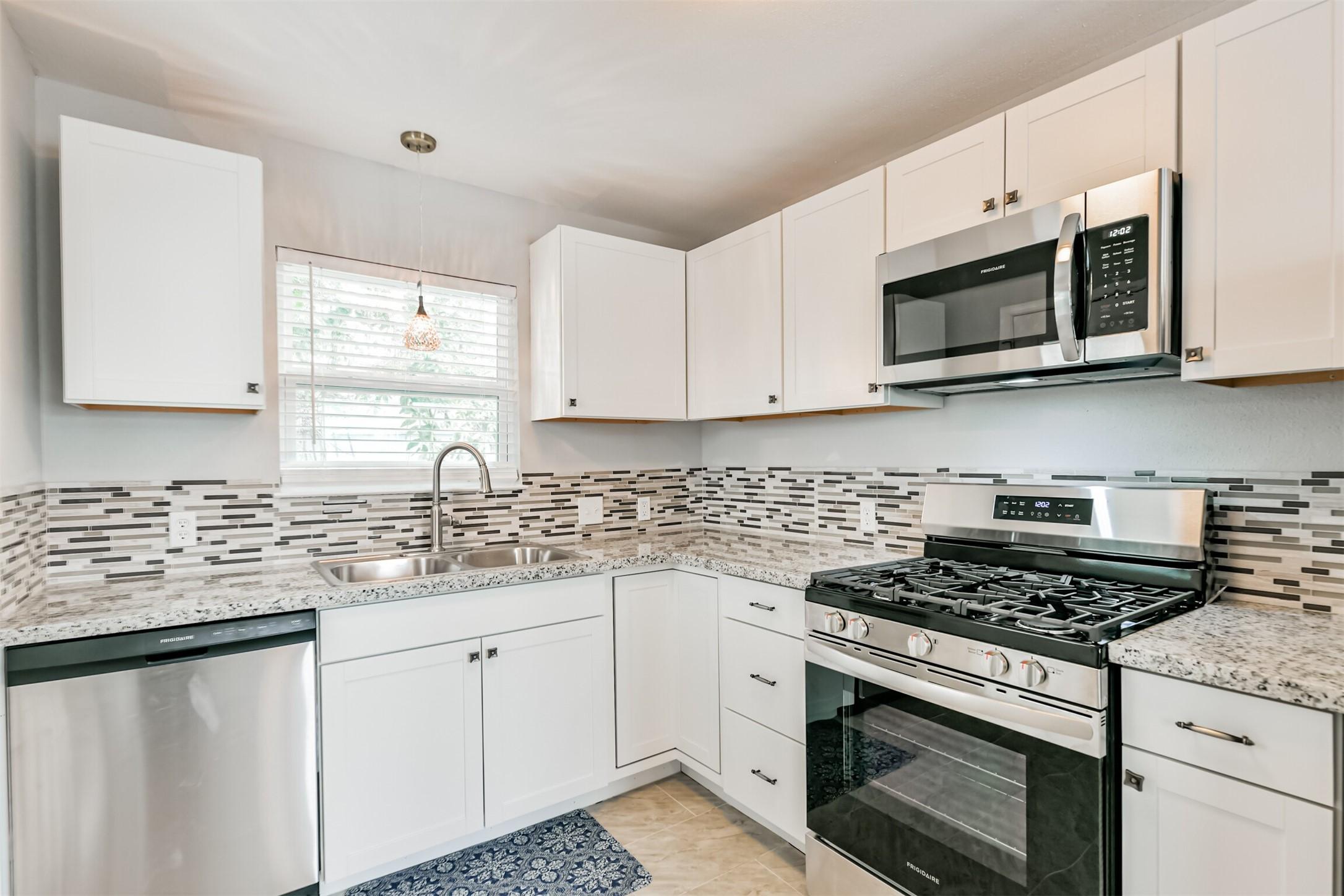 Image 3: This kitchen combines modern finishes with plenty