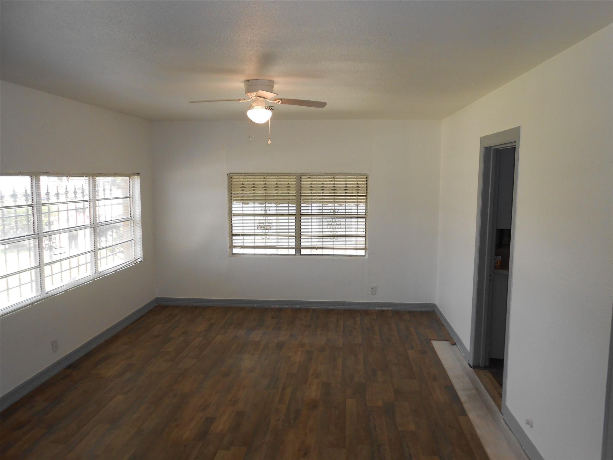 Image 4: Living room