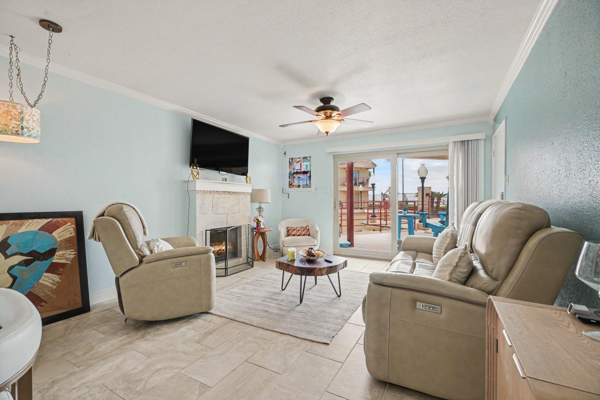 Image 4: Living area, spacious with a view of the Gulf