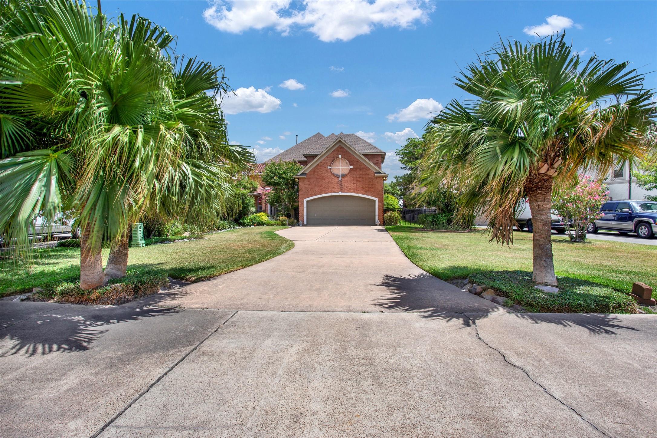 Image 2: Lengthy driveway which is perfect for fitting mult