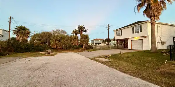 Image 4: Street view showcasing the end-of-street location