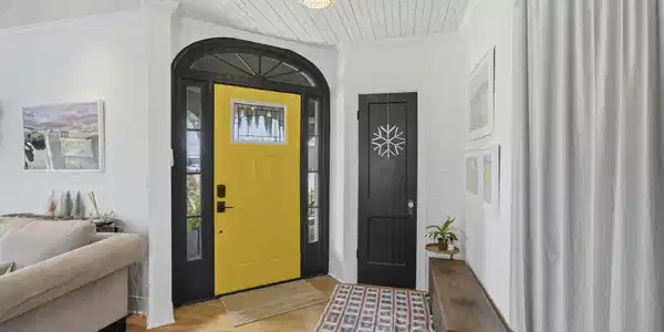 Image 4: ... and the arched front entryway with its top fan