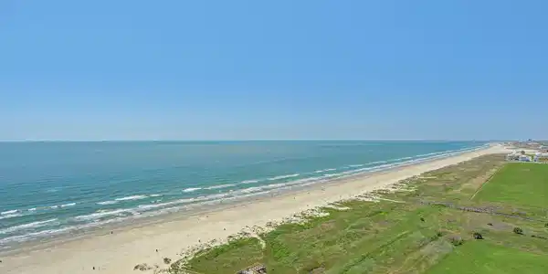 Image 3: Palisade palms offers stunning views of the beach,