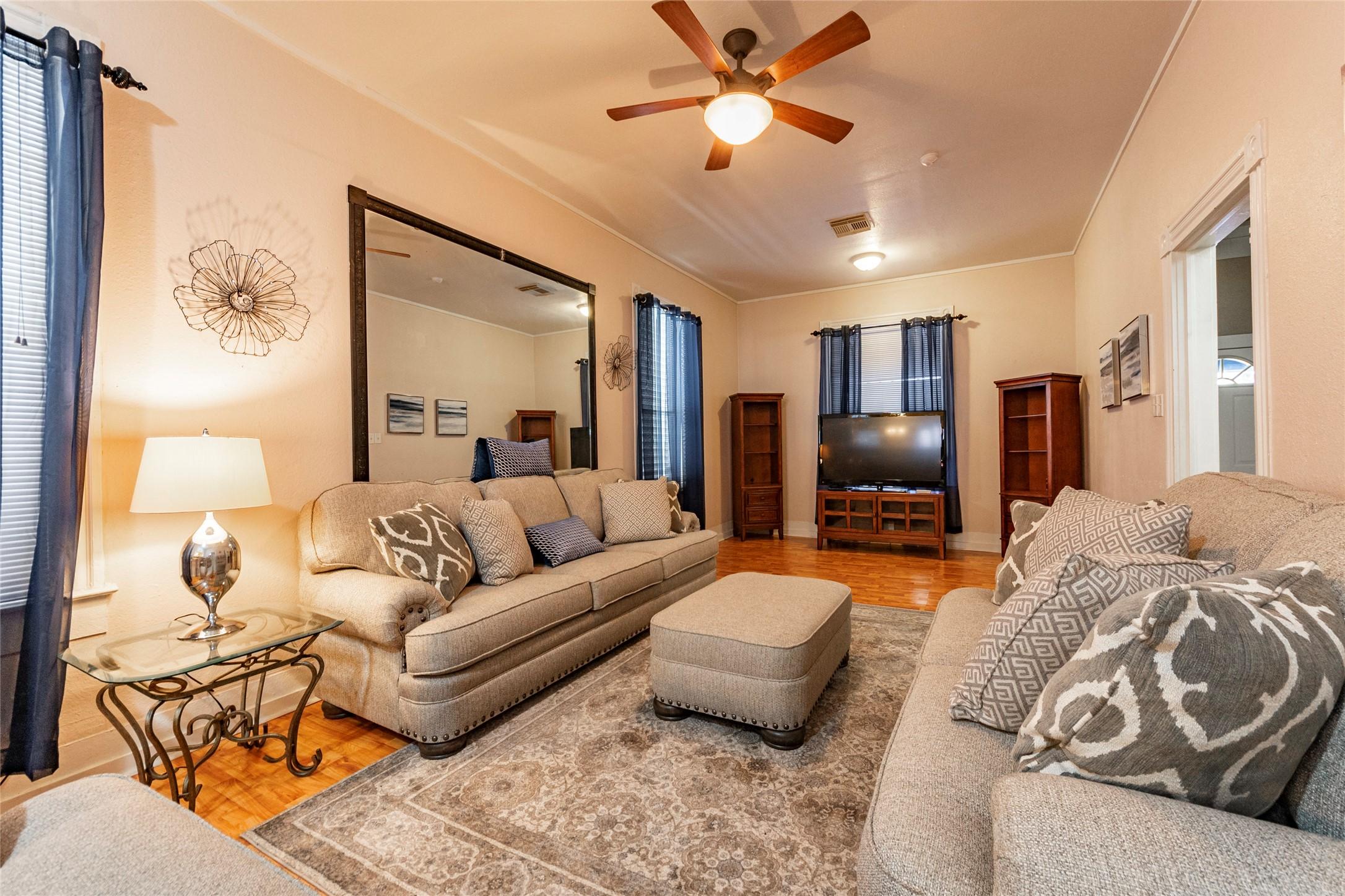 Image 3: oversized lliving room