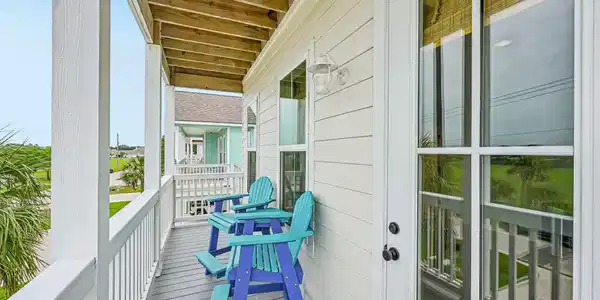 Image 3: Inviting covered balcony with space for seating, p
