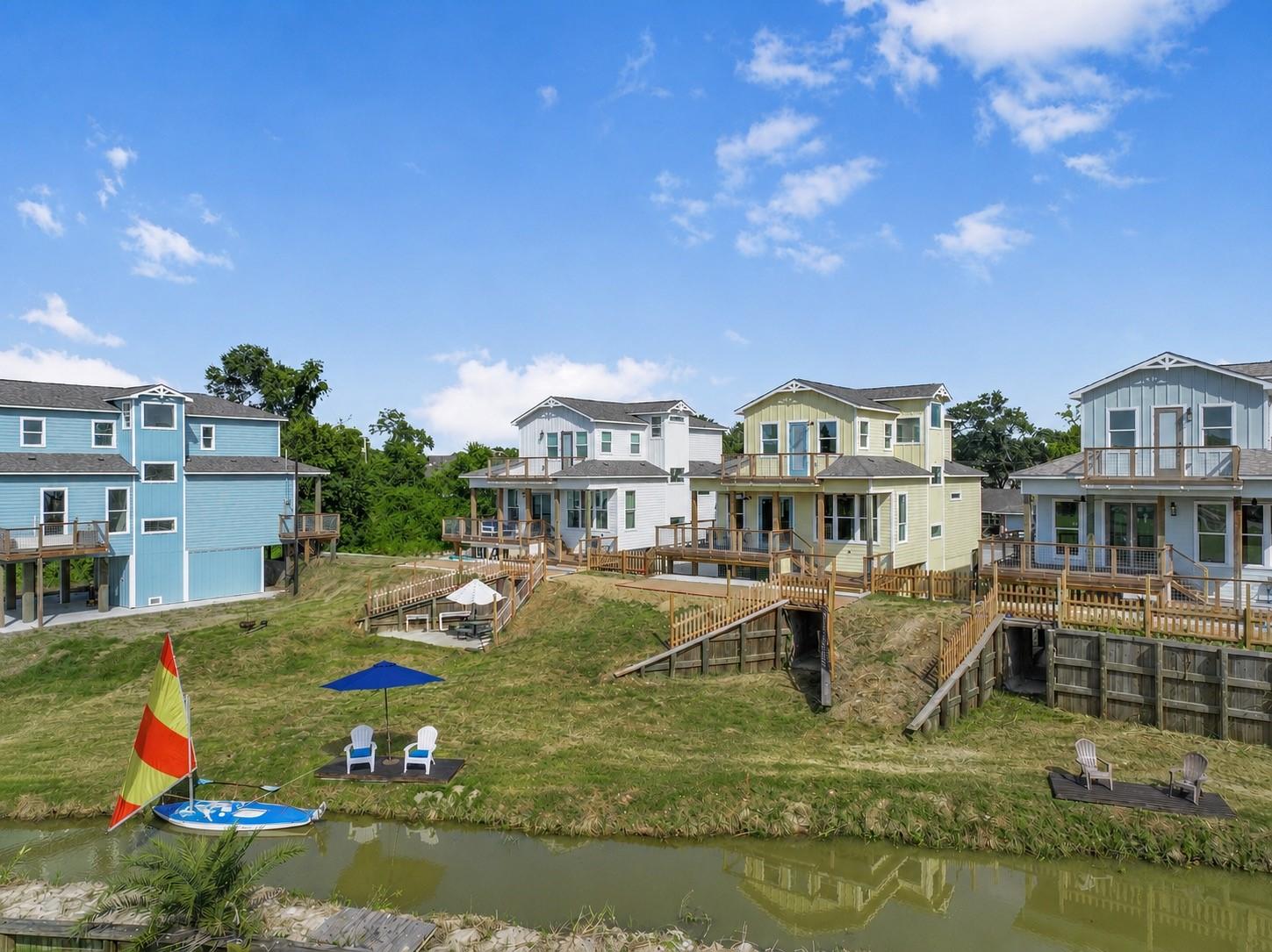 Image 3: Situated on a Taylor Lake canal, your home has acc