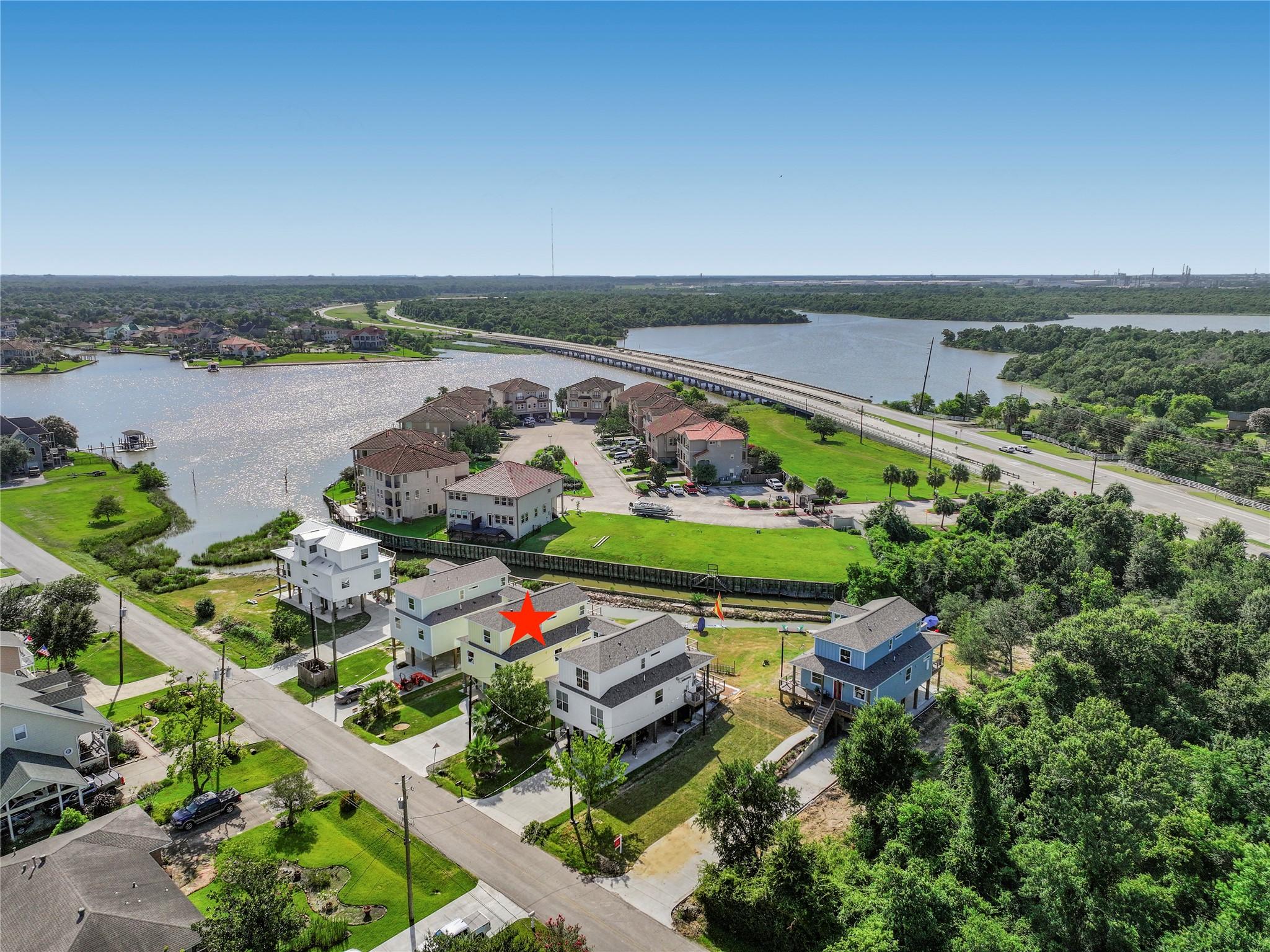 Image 4: What a wonderful location to enjoy lake life!  Tay