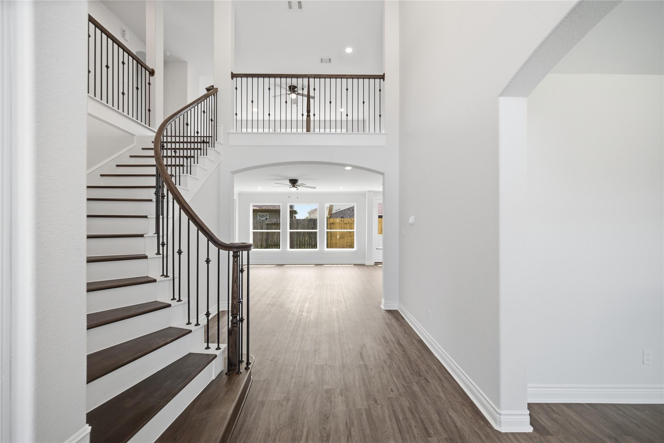 Image 2: The beautiful entry welcomes
you home with tile f
