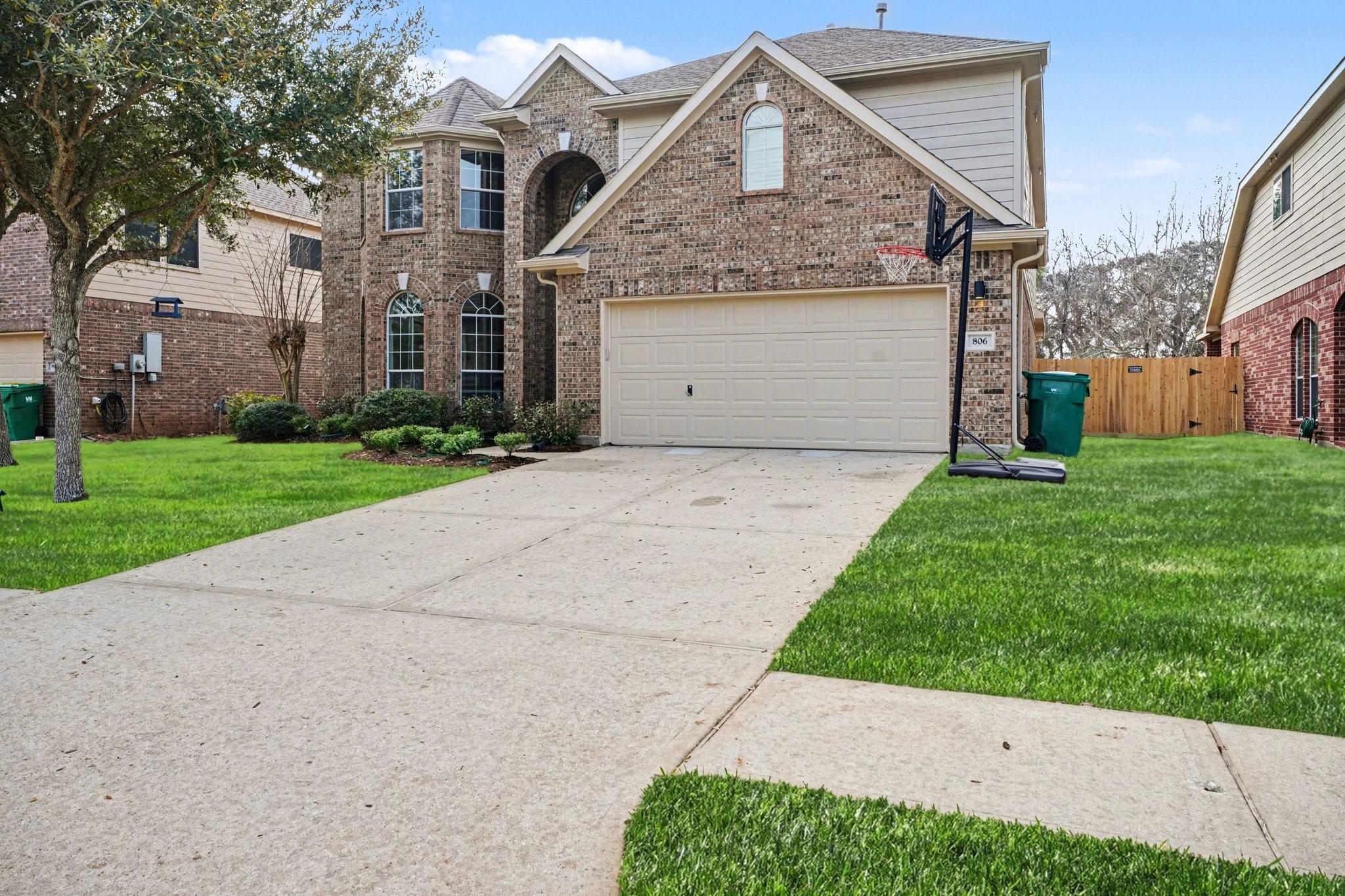 Image 2: 2 CAR GARAGE AND DOUBLE-WIDE DRIVEWAY.