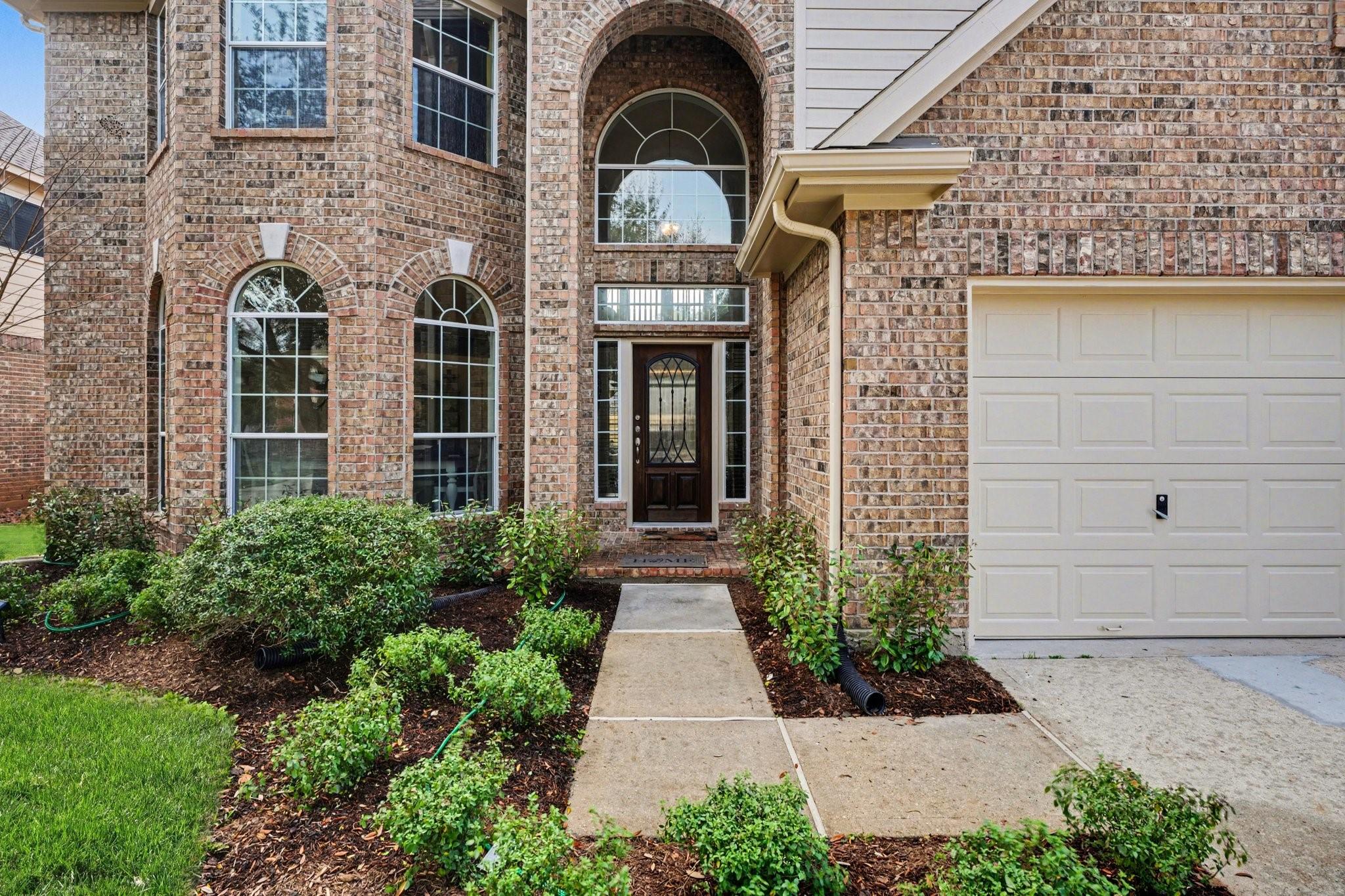 Image 3: LANDSCAPED ENTRY.
